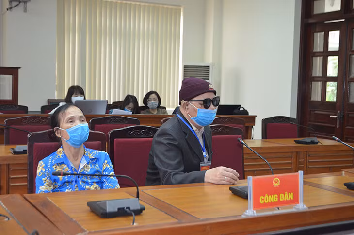 Công dân trình bày nội dung kiến nghị với Hội đồng Tiếp công dân tỉnh