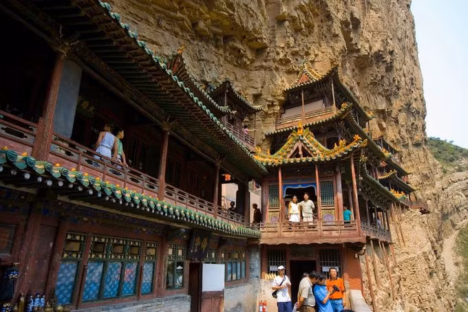 Chùa treo cách thành phố Đại Đồng khoảng 65 km. Ở thành phố, du khách có thể đi xe lửa hoặc xe buýt đến huyện Hồ Nguyên. Từ đây, đi tiếp xe buýt số 8 hoặc taxi đến tu viện. Giá taxi 2 chiều khoảng 150 CNY (500.000 đồng). Điểm tham quan mở cửa từ 9h đến 17h và giá vé là 130 CNY (430.000 đồng). Ảnh: Windhourse Tour.