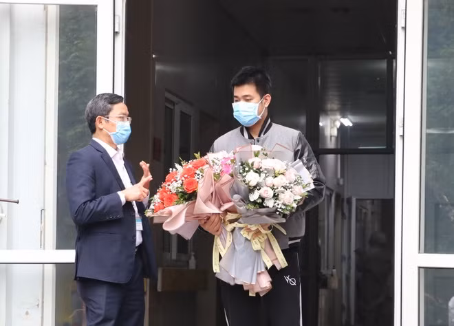 Bệnh nhân thứ 18 được xuất viện. Ảnh: Zing.vn