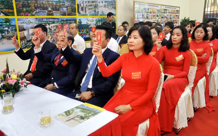 Các đảng viên dự Đại hội Chi bộ Công ty Công ty CP Tập đoàn Đầu tư phát triển công nghiệp TTP (TP Cẩm Phả) biểu quyết thông qua Nghị quyết Đại hội Chi bộ, nhiệm kỳ 2020-2022. Ảnh chụp ngày 4/1/2020