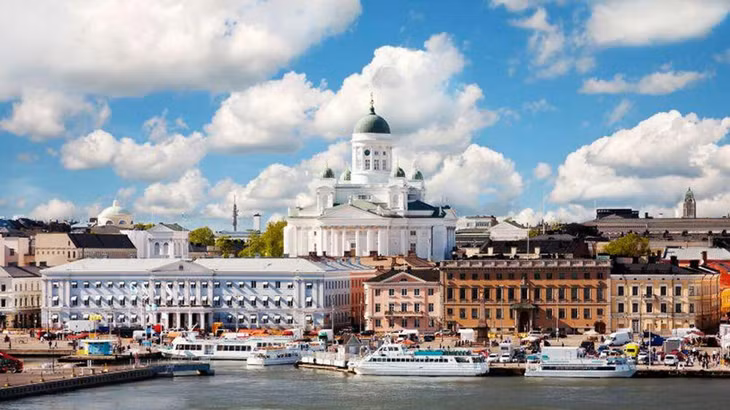 Phần Lan giáp với Thụy Điển, Nga, Na Uy và Estonia. Một trong những hoạt động được du khách yêu thích khi tới nơi này là ngắm Bắc Cực quang, cưỡi tuần lộc và đến thăm "Đại bản doanh" của ông già Noel ở làng Rovaniemi. Ảnh: EU Starups.