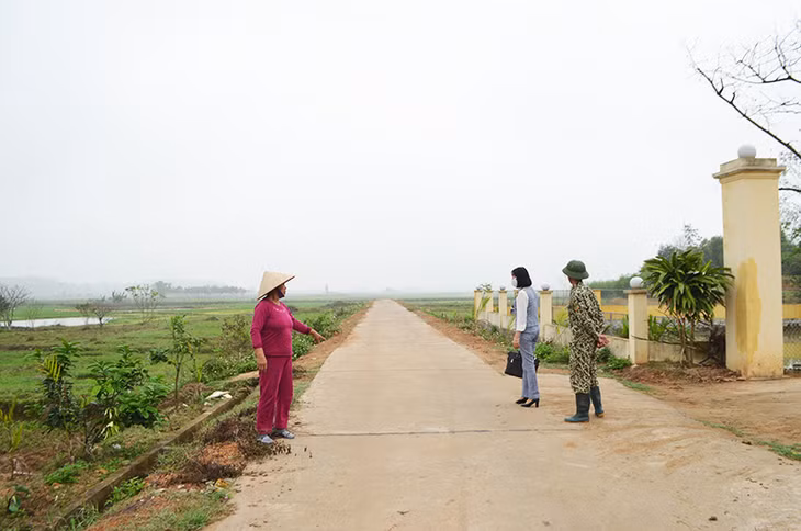 Tuyến đường nội đồng thôn Vườn Chay, xã Tiền An được đầu tư khang trang, không còn hiện tượng vứt rác bừa bãi.