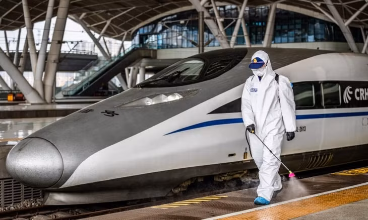 Nhân viên phun thuốc khử trùng tại nhà ga Vũ Hán, Hồ Bắc, Trung Quốc hôm 24/3. Ảnh: AFP.