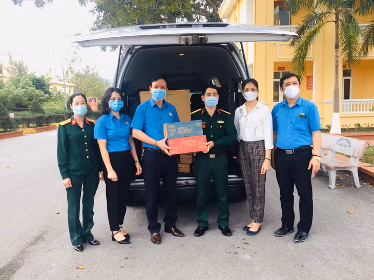 LĐLĐ TP Hạ Long trao tặng quà cho các chiến sĩ Trung đoàn 224.