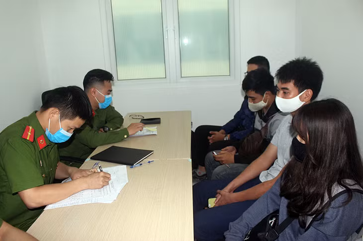 Lực lượng chức năng làm việc, điều tra đối với các hành khách đi trên phương tiện xe ô tô do anh Hoàng Thanh Tùng điều khiển.