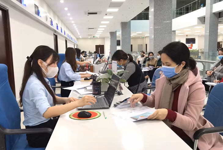 Người dân đeo khẩu trang khi đến làm thủ tục hành chính tại Trung tâm Phục vụ Hành chính công tỉnh. 