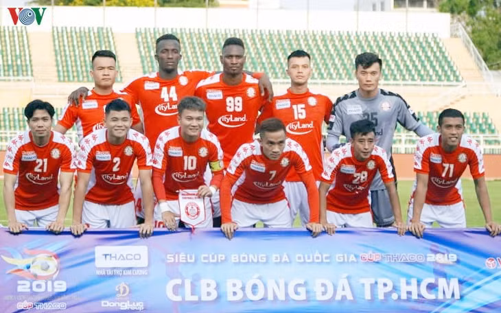 Các cầu thủ TPHCM sẵn sàng giảm lương.