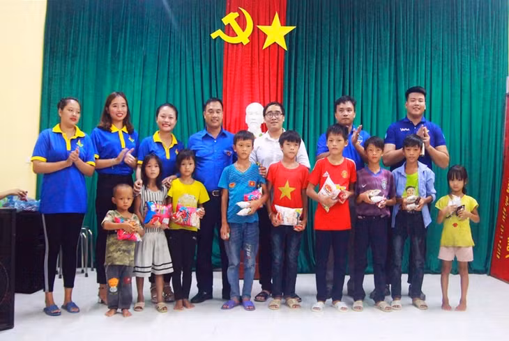 Bùi Vũ Tài, ngoài cùng hang thứ 2 (bên phải) cùng các thành viên trong CLB Tình nguyện và Đoàn thanh niên tham gia tặng quà cho các em học sinh huyện Bình Liêu trong dịp Tết Trung thu năm 2019.