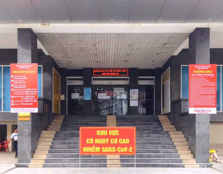 Thông báo thay đổi công tác phục vụ tạm thời được niêm yết tại cửa Trung tâm HCC TP Hạ Long