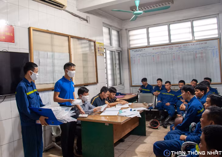 Đoàn Thanh niên Công ty Than Thống Nhất – TKV tuyên truyền cho người lao động biện pháp phòng, chống dịch Covid – 19. Ảnh chụp ngày 13/3