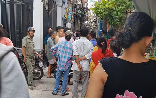  Người dân theo dõi vụ án.