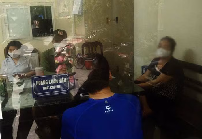 Lực lượng chức năng đưa những người không đeo khẩu trang về làm việc. (Ảnh: CTV)