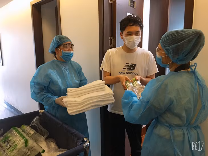 Nhân viên Khách sạn Bảo Minh mang nước phục vụ khách cách ly tại khách sạn.