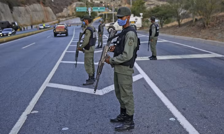 Binh sĩ Venezuela diễn tập phong tỏa Caracas hôm 15/3. Ảnh: AFP.