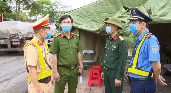 Kiểm tra thân nhiệt của người dân