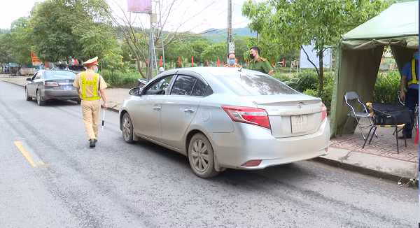 Tất cả các phương tiện qua Chốt kiểm dịch đều được kiểm tra.