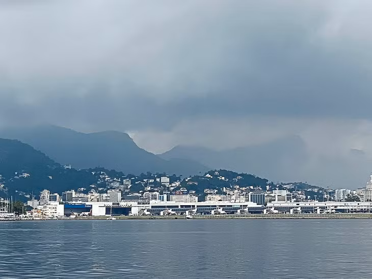 Con tàu cuối cùng cũng được cập cảng Rio de Janeiro, Brazil để du khách trở về nước. Ảnh: Leesan/The Star.