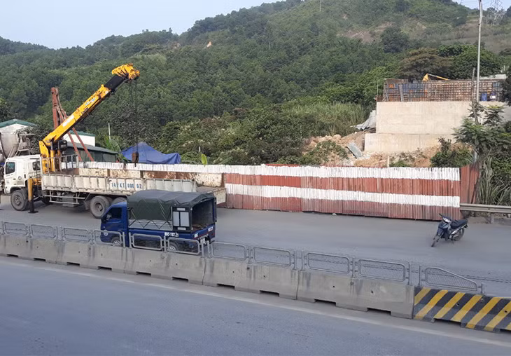 KV đang thi công xây dựng cầu vượt khu vực ngã 4 Mông Dương đoạn đường vào cảng Khe Dây.