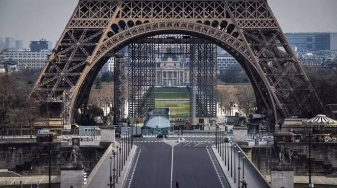 Tháp Eiffel - biểu tượng của nước Pháp vắng vẻ vì dịch COVID-19. Ảnh: AFP.