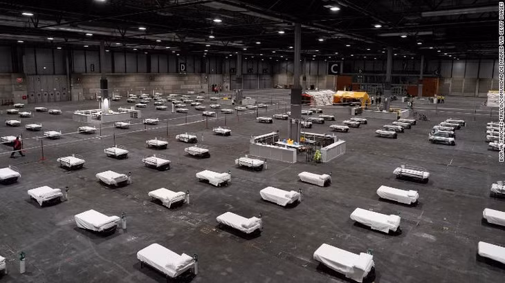Trung tâm triển lãm Ifema ở Madrid được biến thành bệnh viện dã chiến COVID-19, ngày 22/3. Ảnh: EPA
