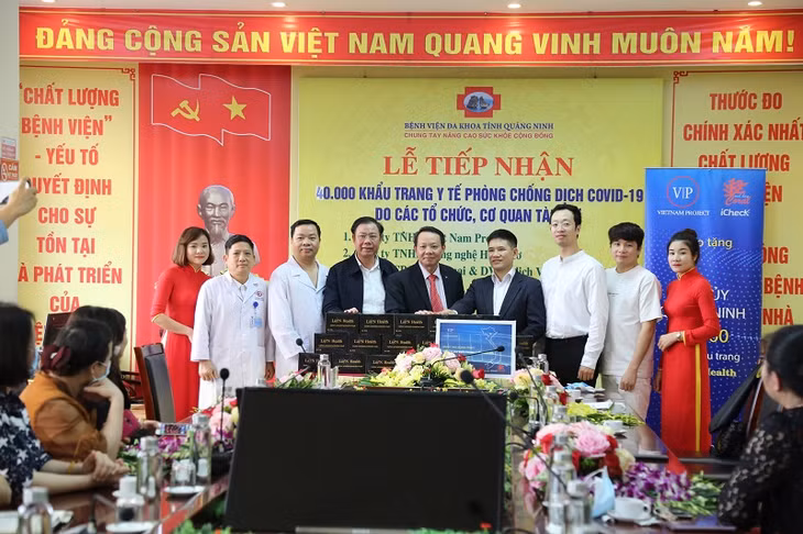 Thay mặt các cơ sở y tế trong tỉnh, Bệnh viện Đa khoa tỉnh Quảng Ninh tiếp nhận khẩu trang từ các đơn vị hảo tâm.