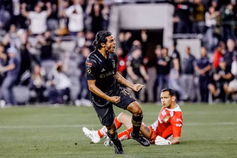 ... thì người đồng đội cũ Vela lại sang tận Mỹ khoác áo Los Angeles FC.