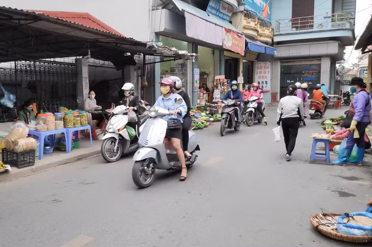 Khẩu trang trở thành vật bất ly thân của hầu hết người dân khu phố Minh Khai, phường Cẩm Tây (TP Cẩm Phả) khi ra đường.