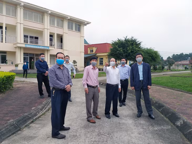 Đồng chí Vũ Xuân Diện, Trưởng Ban Nội chính Tỉnh uỷ kiểm tra công tác phòng, chống dịch tại Trung tâm Y tế huyện.