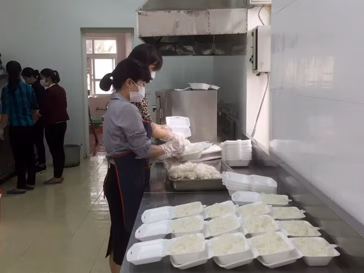 Mỗi ngày, các nhân viên nhà bếp công vụ của TP Móng Cái và các tình nguyện viên chuẩn bị hàng trăm suất ăn cho các công dân thực hiện cách ly tập trung.