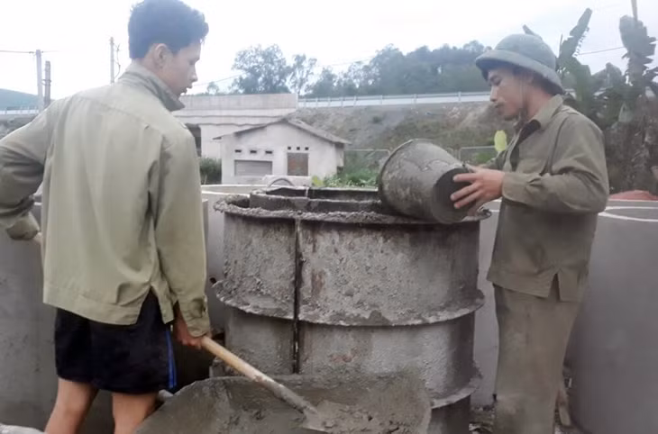 Mặc dù khuyết tật nặng nhưng anh Nguyễn Minh Thành (bên phải) ở khu 9, phường Hoành Bồ (TP Hạ Long) vẫn miệt mài sản xuất cống bê tông mang lại thu nhập ổn định.