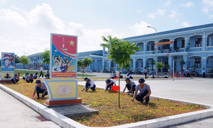 Cán bộ chiến sĩ tích cực xây dựng đơn vị xanh sạch, đẹp. 