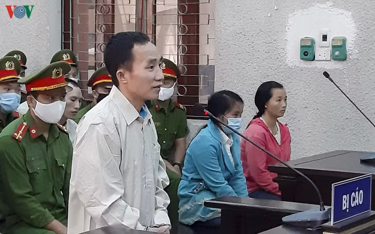 Bị cáo Sùng A Sính trả lời hội đồng xét xử tại phiên tòa.