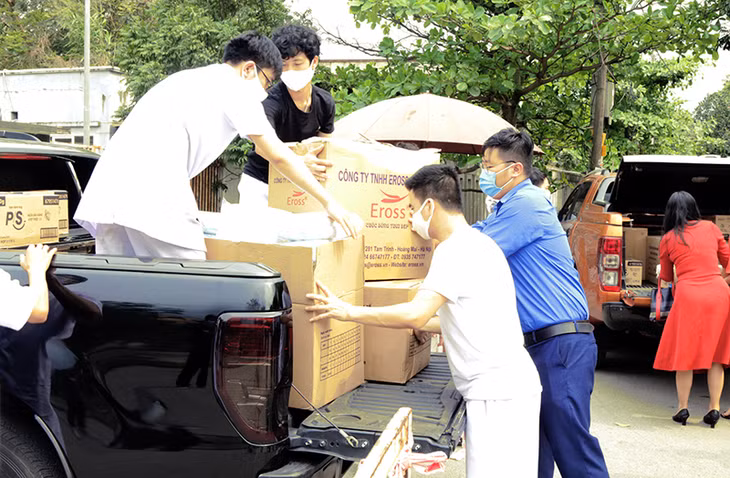 ĐVTN cùng các tình nguyện viên vận chuyển đồ tiếp tế ủng hộ.