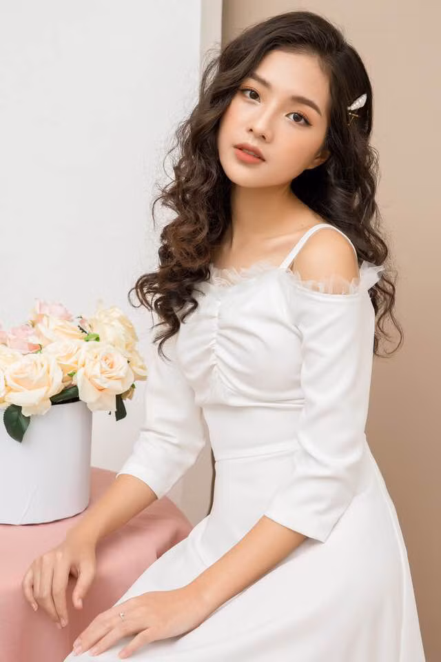 Bích Ngọc sở hữu phong cách nhẹ nhàng, dịu dàng ngoài đời thường.