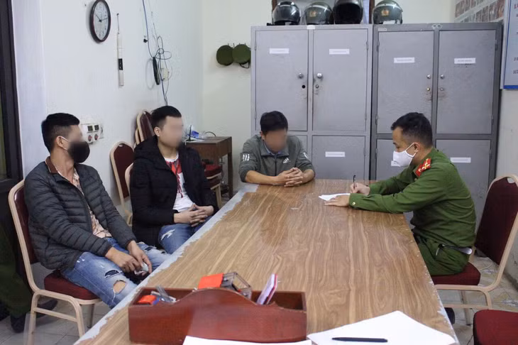 Lực lượng công an phường lập hồ sơ xử lý vi phạm