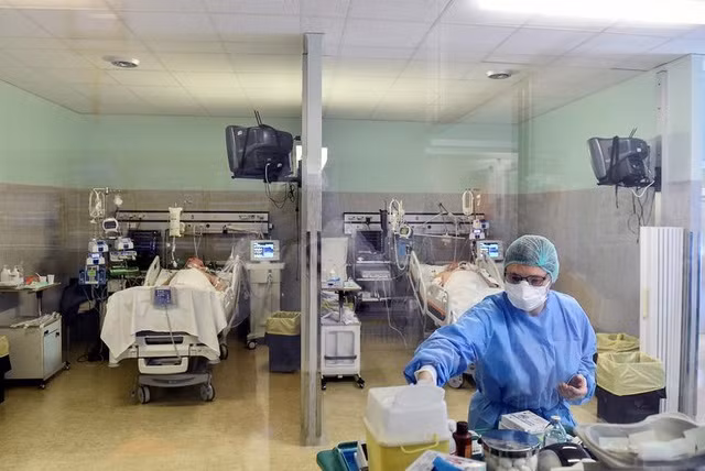 Nhân viên y tế trong khu hồi sức tích cực ở bệnh viện Oglio Po, Cremona, Italia hôm 19/3 (Ảnh: Reuters)