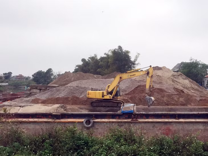 Bến vật liệu xây dựng của Công ty TNHH Xây dựng Mạnh Tùng