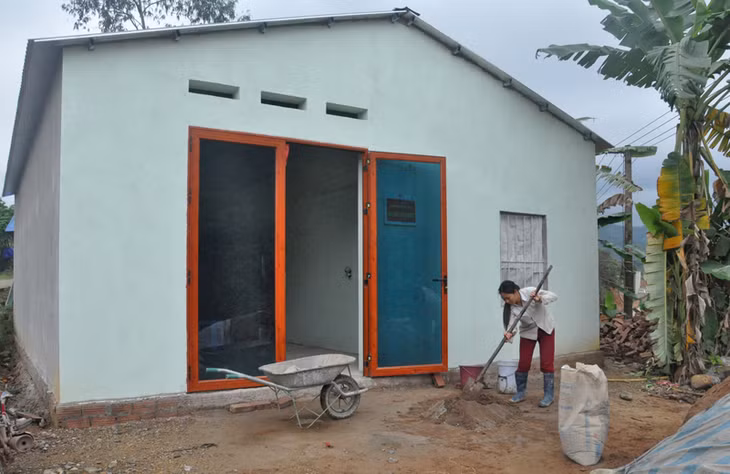 Bà Tằng Nhì Múi, thôn Tài Lý Sáy, xã Quảng Lâm (Đầm Hà) trộn vữa làm sân cho ngôi nhà mới xây do các đoàn thể hỗ trợ thực hiện chương trình xóa nhà tạm, dột nát.