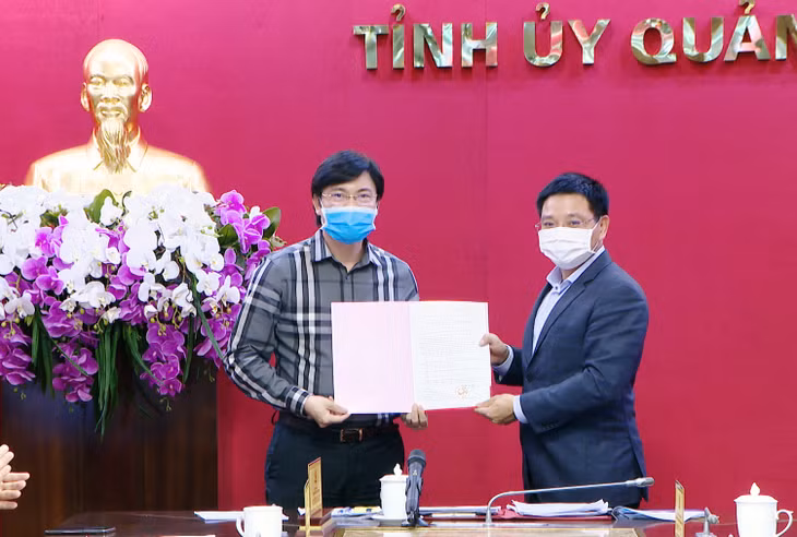 Thừa ủy quyền của Bộ Y tế, đồng chí Nguyễn Văn Thắng, Chủ tịch UBND tỉnh, trao Quyết định....