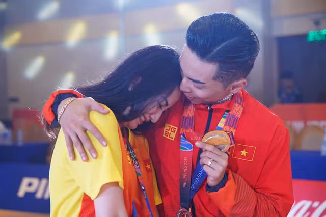 Khánh Thi hạnh phúc khi giúp chồng mang về chiếc Huy chương Vàng SEA Games. Tuy nhiên để có thành tích này, chị đã phải đầu tư tiền tỷ để chồng tham gia huấn luyện tại nước ngoài.