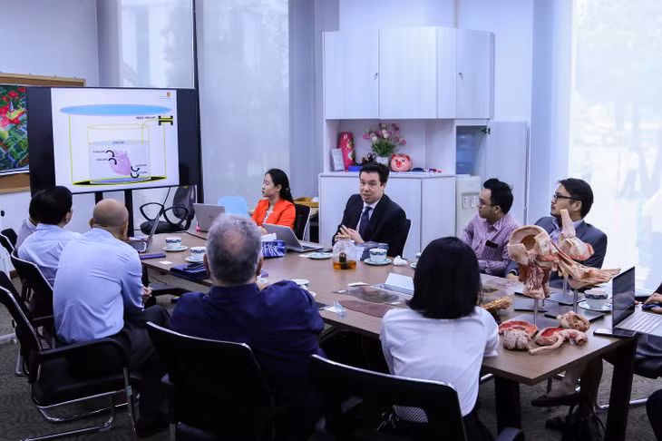 Các giáo sư, giảng viên ngành Khoa học sức khỏe trong một buổi trao đổi chuyên môn với các chuyên gia CHLB Đức