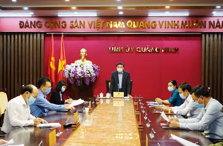 Bí thư Tỉnh ủy, Chủ tịch HĐND tỉnh Nguyễn Xuân Ký chủ trì cuộc họp.