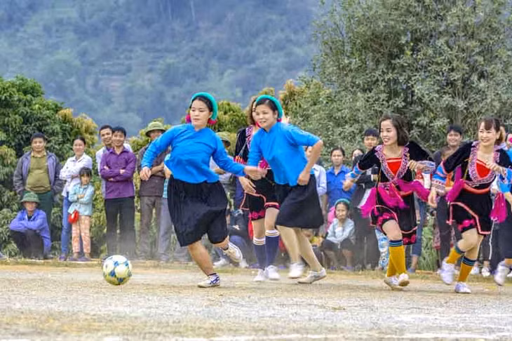 Đá bóng giờ không còn là môn độc quyền của nam giới ở Bình Liêu