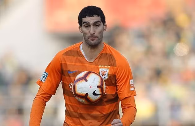  Fellaini là cầu thủ đầu tiên ở CSL dương tính với COVID-19.