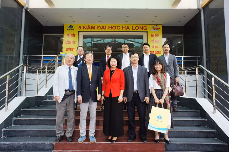 Đoàn công tác thành phố Tomakomai, tỉnh Hokkaido, Nhật Bản, chụp ảnh lưu niệm với ban giám hiệu, giảng viên Trường ĐH Hạ Long.