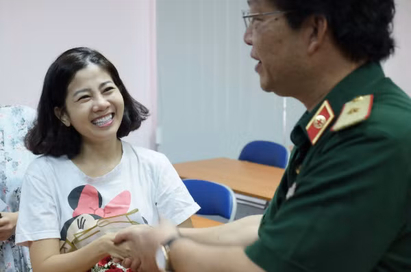 Tháng 9/2018, diễn viên cảm ơn bác sĩ trước rời Bệnh viện Quân y 175 sau 25 ngày điều trị. Ảnh: Lê Phương.