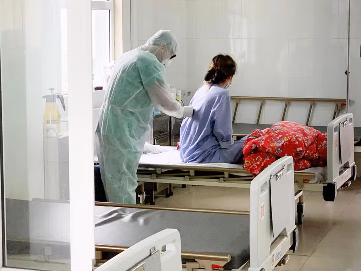 Bác sĩ khám bệnh cho người được cách ly tại Bệnh viện dã chiến số 2.