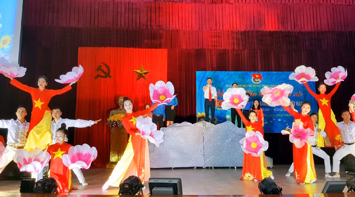 Đoàn Thanh niên Than Quảng Ninh tổ chức Cuộc thi tìm hiểu lịch sử “90 năm - Vinh quang Đảng Cộng sản Việt Nam” với hình thức sân khấu hoá, tháng 11/2019. (Ảnh do Đoàn Than niên Than Quảng Ninh cung cấp)