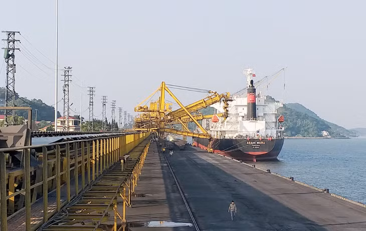 Bóc, rót than tại Công ty Tuyển than Cửa Ông – TKV. Ảnh chụp 6/1