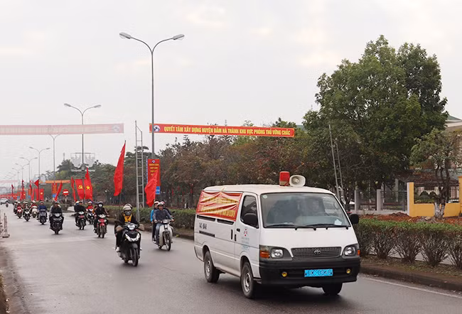 Cán bộ dân số huyện Đầm Hà xuống đường truyền thông về công tác dân số.
